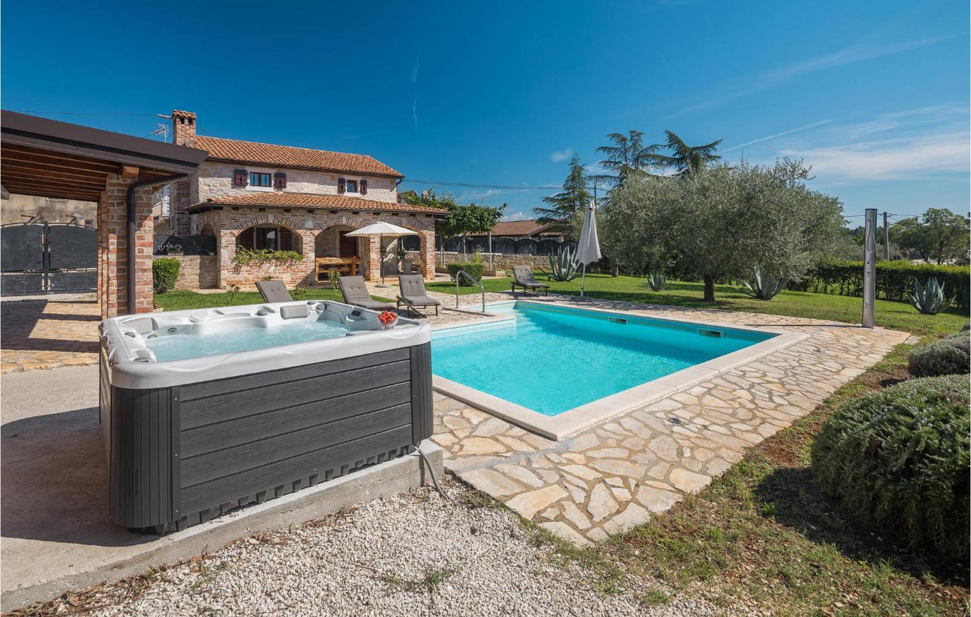 Cozy Home In Porec With Jacuzzi Exterior photo